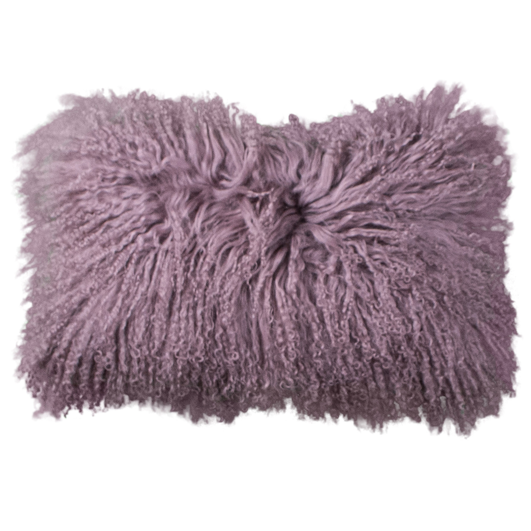 Coussin peau de mouton du Tibet violet vintage, format rectangulaire 30x50 cm vu de face