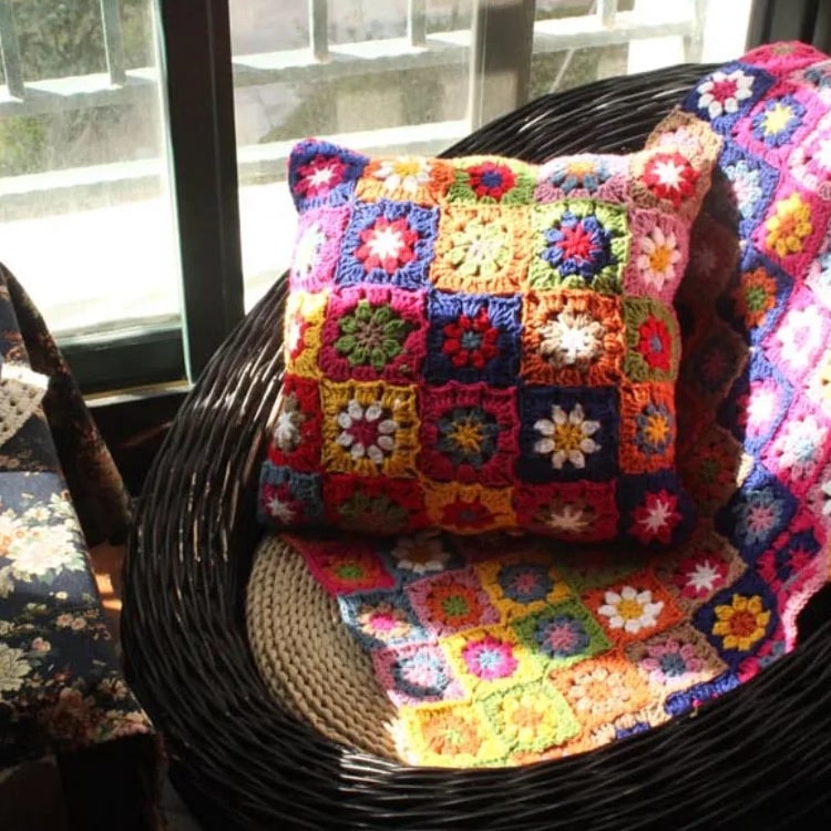 Coussin au crochet multicolore avec motifs de fleurs brodés