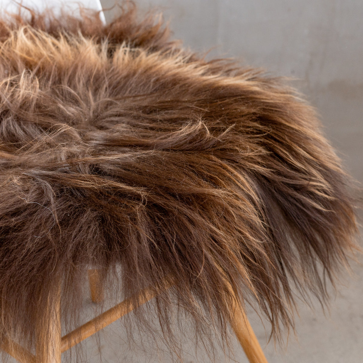 Coussin de chaise peau de mouton islandaise marron - vue 2