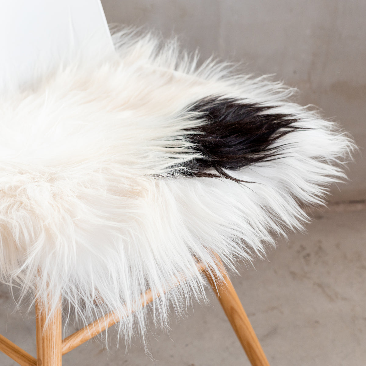 Coussin de chaise peau de mouton islandaise noir et blanc - vue 2