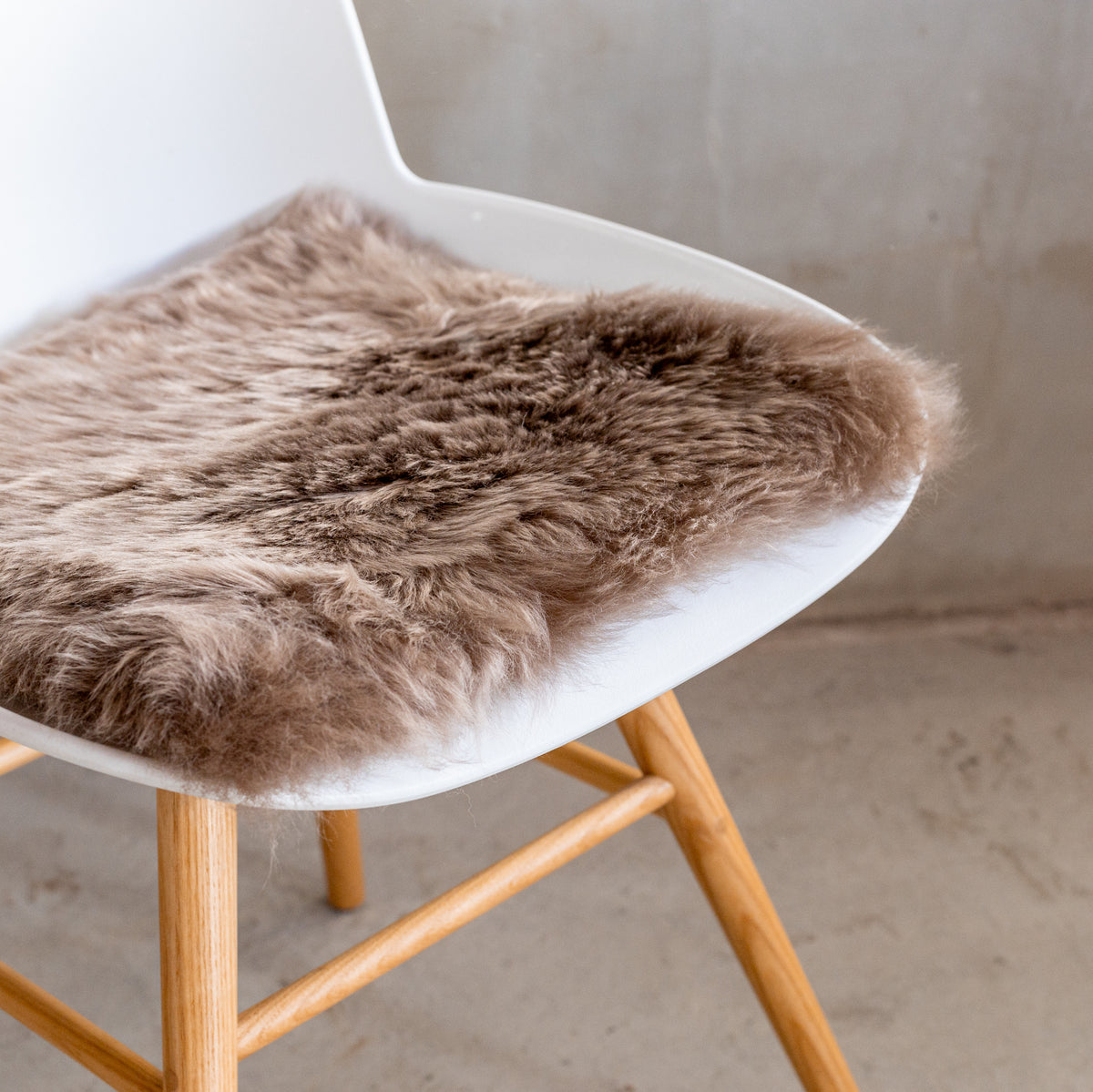 Coussin de chaise peau de mouton de Nouvelle-Zélande taupe - vue 2