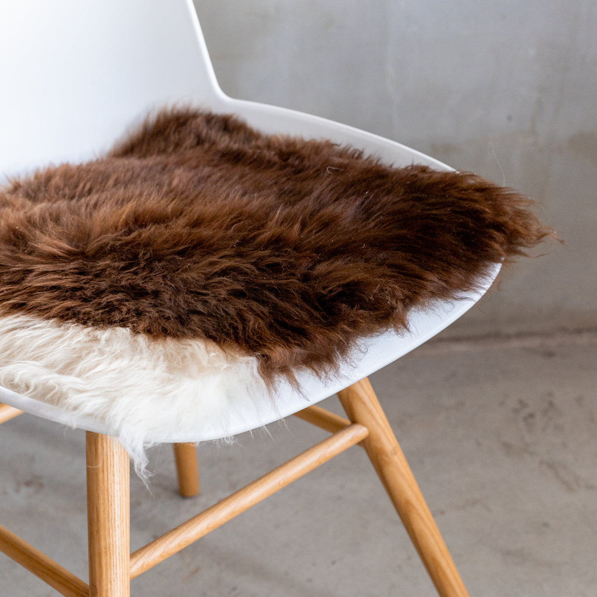 Coussin de chaise peau de mouton Texel marron et blanc - vue 2