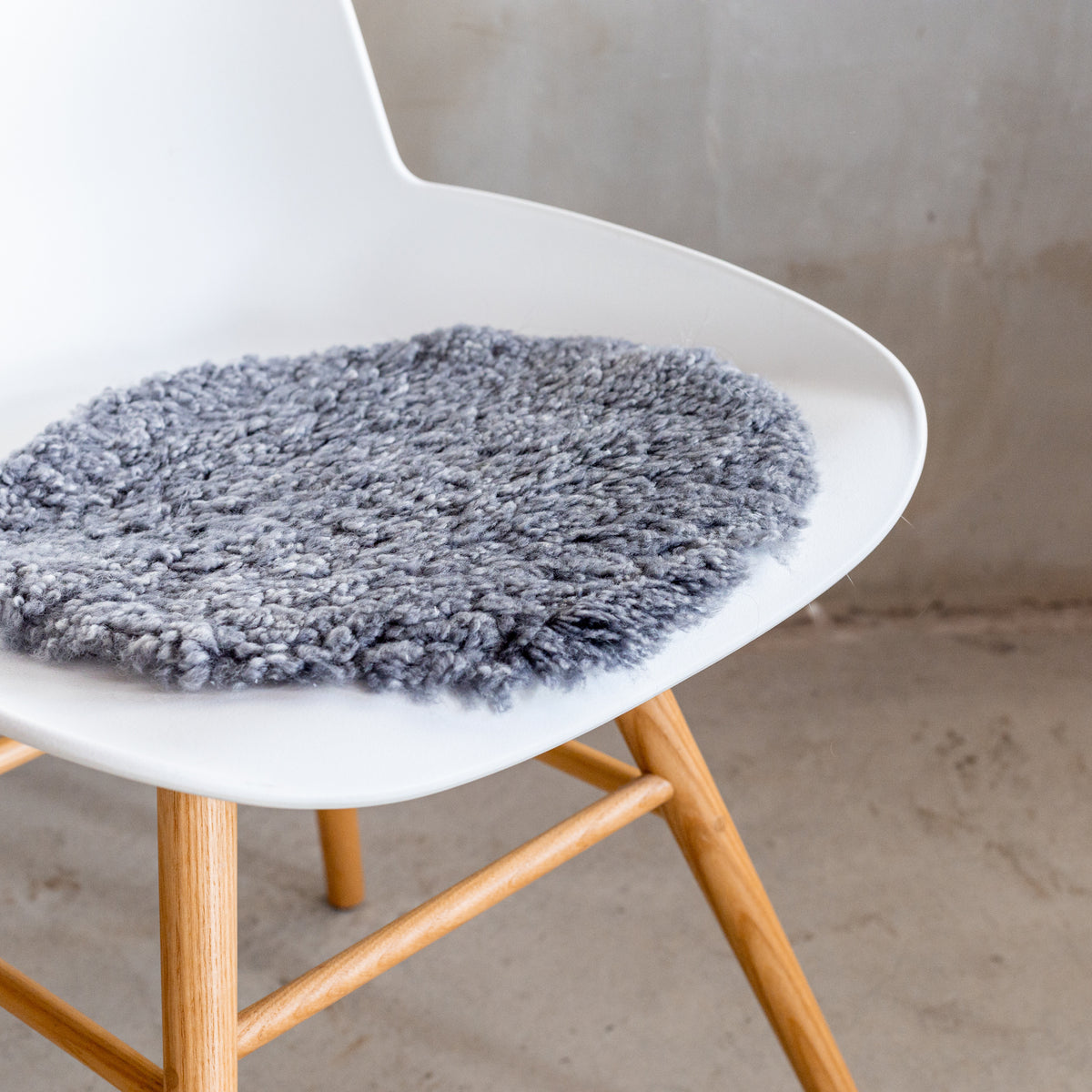 Coussin de chaise rond peau de mouton bouclée gris - vue 2