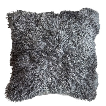 Coussin peau de mouton du Tibet gris naturel 45x45 cm vu de face, boucles poivre et sel naturelles