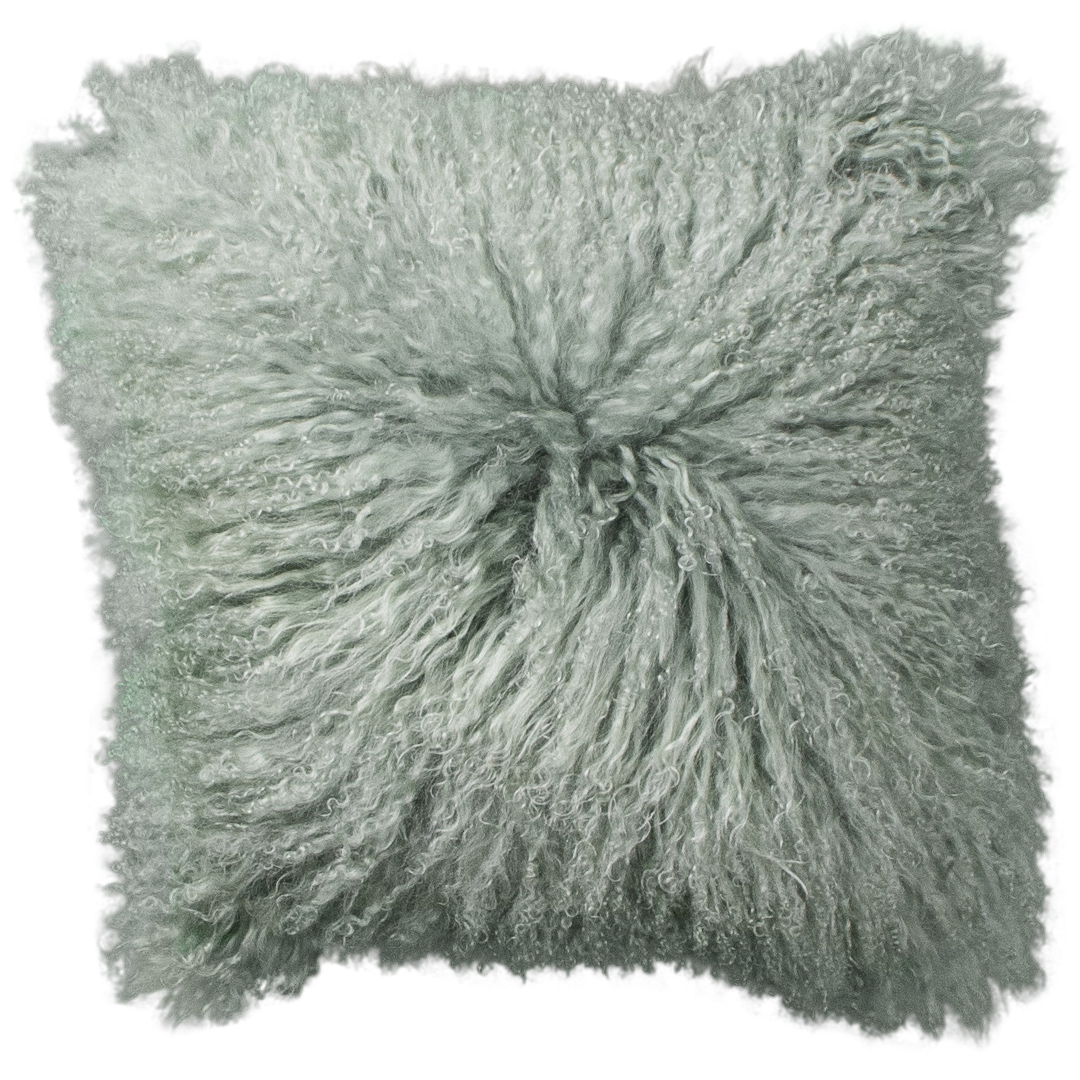 Coussin peau de mouton du Tibet menthe, format carré 45x45 cm vu de face, aux longues mèches ondulées vert menthe