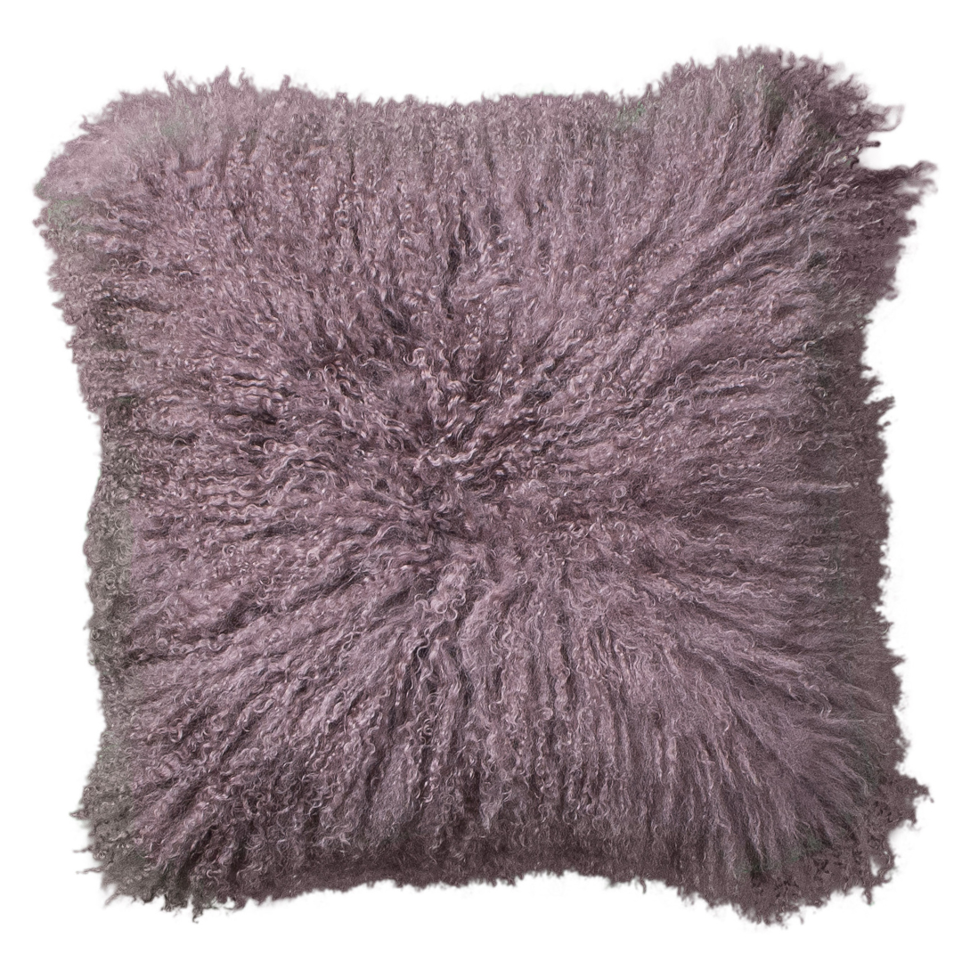 Coussin peau de mouton du Tibet violet vintage, format carré 45x45 cm vu de face, aux longues mèches ondulées mauve