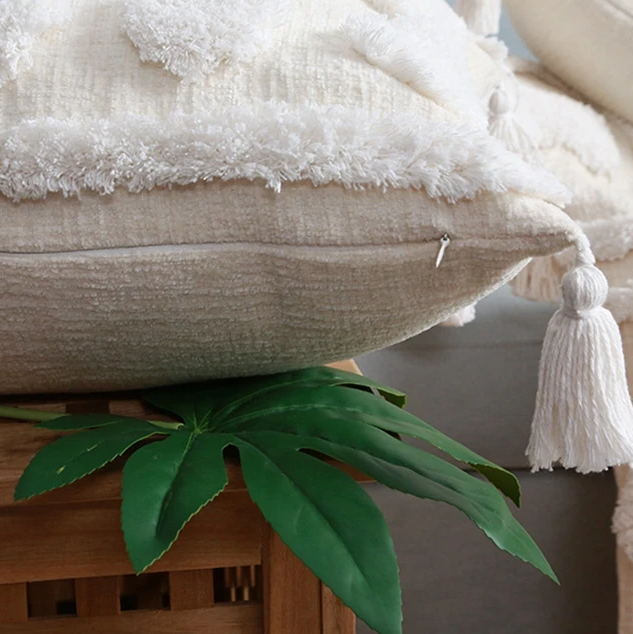 Coussin berbere blanc avec losanges brodés