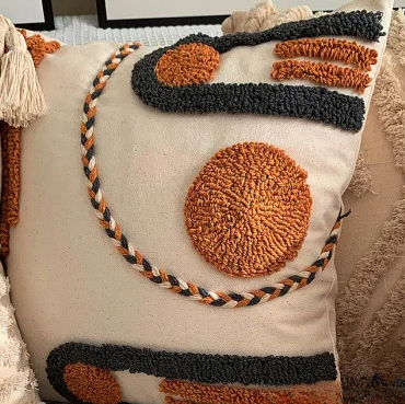 Coussin brodé ethnique avec motifs géométriques