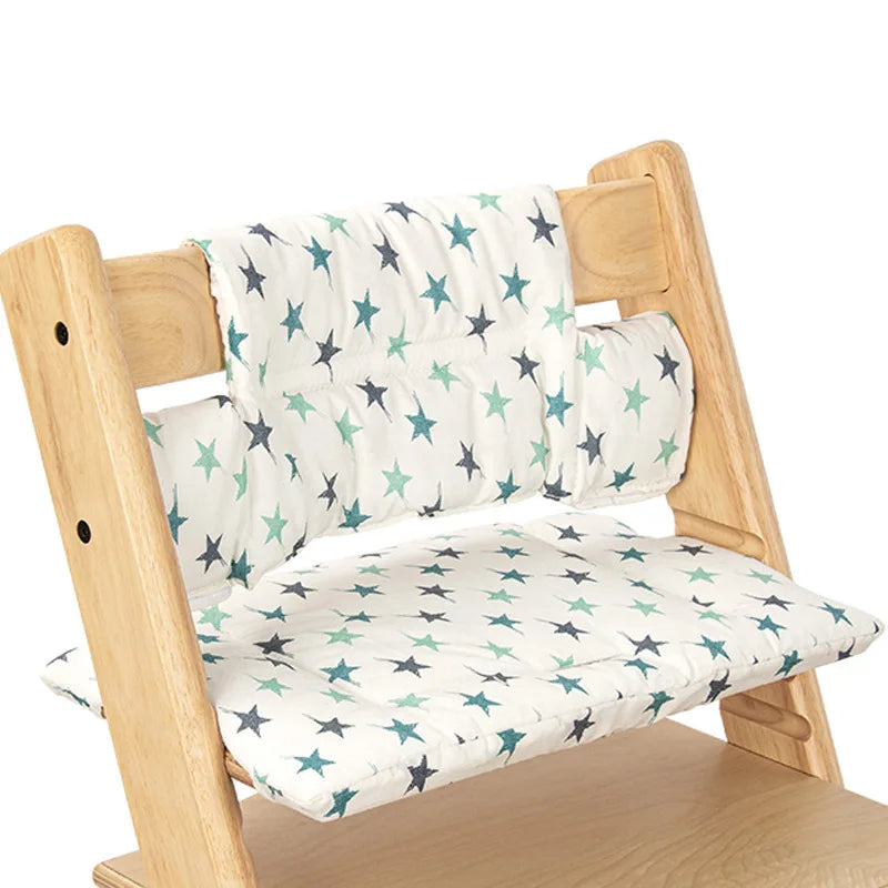 Coussin chaise haute bébé en bois avec étoiles