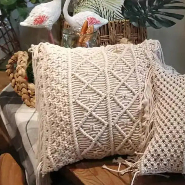 Coussin au crochet blanc avec broderie et franges