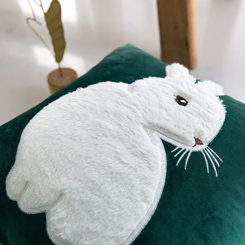 Coussin déco animaux vert avec lapin blanc