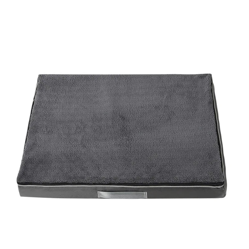 Coussin mémoire de forme chien avec une housse lavable ici sur un fond blanc.