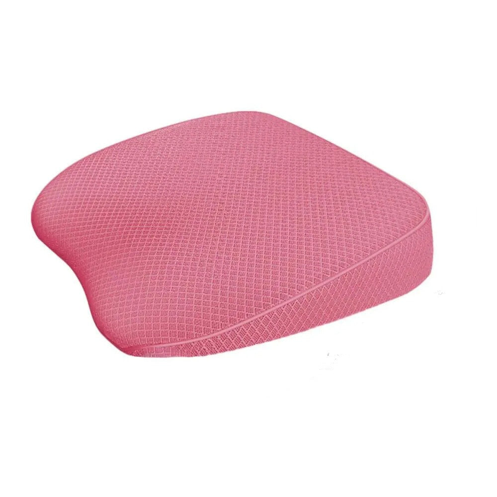 Coussin orthopédique fessier portable et respirant ici sur un fond blanc.